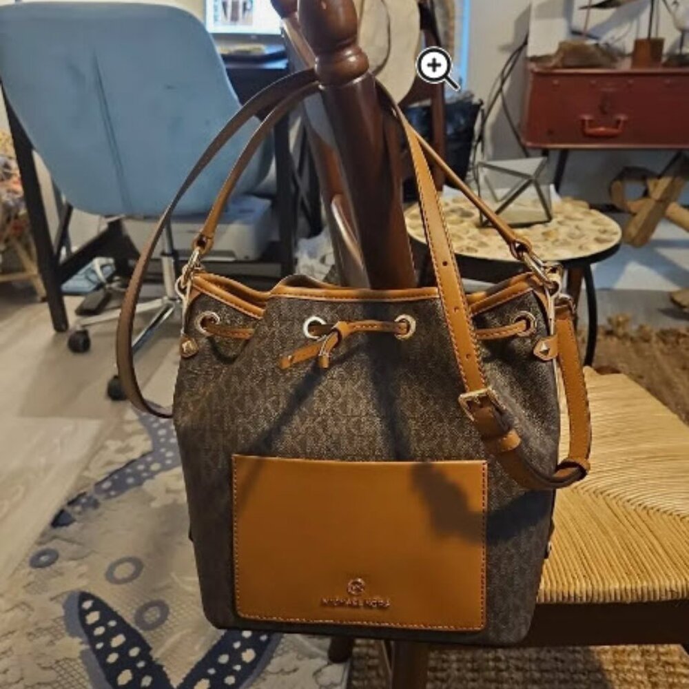 $398 Michael Kors MAEVE LG BCKT MSGR Handbag MK Purse Bag ( NWT )